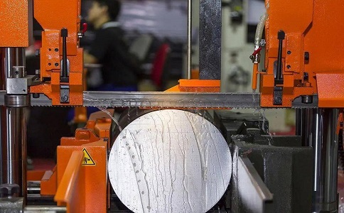 江州立式金属带锯床切削出现跑带故障解决方法！